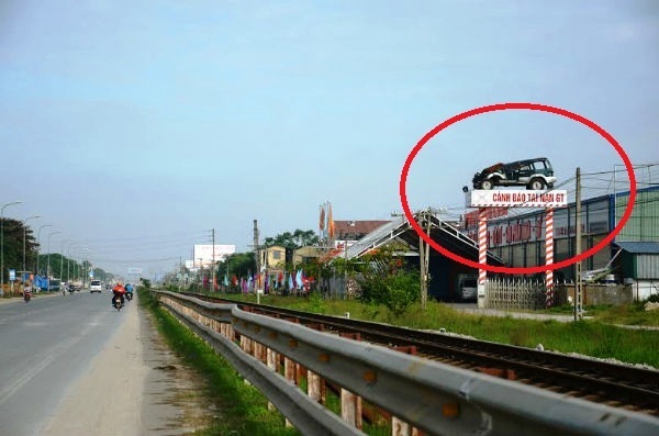 Cảnh báo tai nạn ‘siêu lạ’ từ ôtô bẹp dúm, xe máy nát vụn