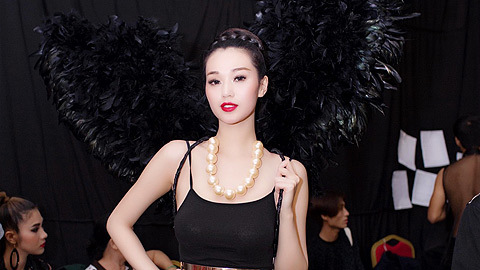 Khánh My mê hoặc trong hình ảnh thiên thần bóng đêm