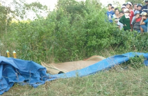 Một phụ nữ chết lõa thể bất thường tại nghĩa địa