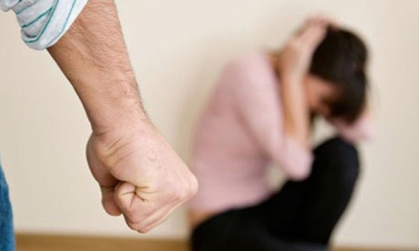 Tại sao một số phụ nữ Việt Nam bị chồng đánh?