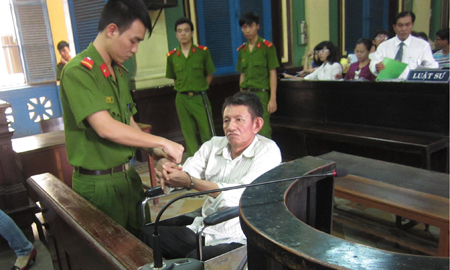 Người đàn ông ngồi xe lăn hầu tòa tội giết người