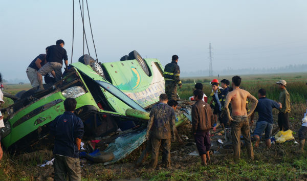 Kể lại giây phút xe chở 35 người lật xuống ruộng