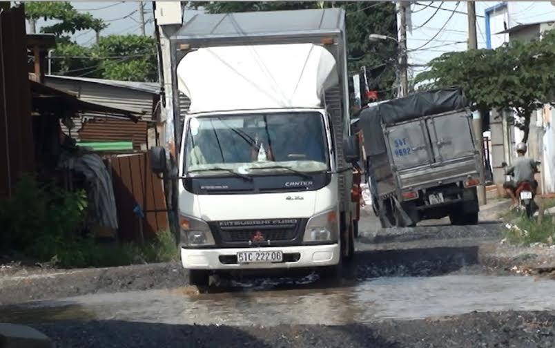 Né trạm thu phí, xe tải 'quần nát' đường dân sinh