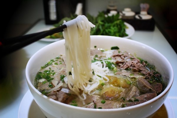 Cận cảnh tô phở 'ăn hết được thưởng một triệu'