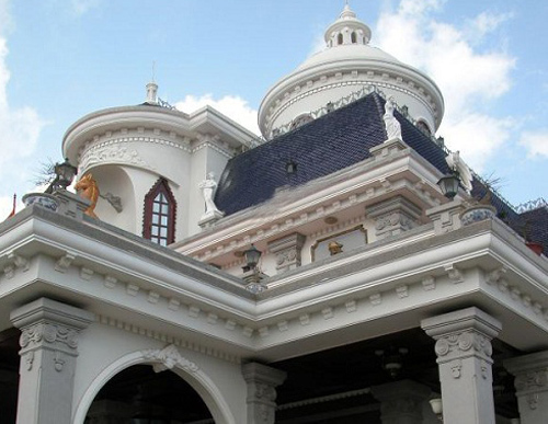 Đại gia đất Cảng chơi trội với lâu đài ngựa dát vàng