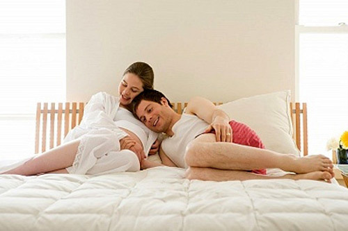 Vợ có bầu chồng bị nghén... 'yêu'