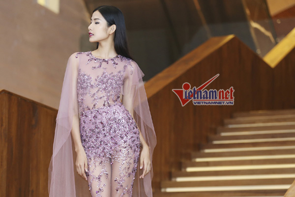 Hoàng Thùy diện váy xuyên thấu gợi cảm