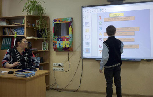 Tránh bom đạn, trẻ em Đông Ukraina học qua mạng