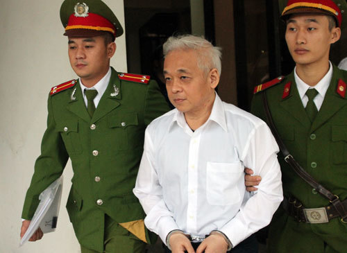 Vợ 'bầu Kiên' bật khóc tại tòa