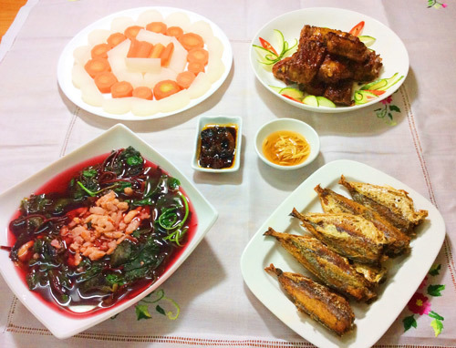 Cả nhà mê mẩn bữa cơm có sườn om