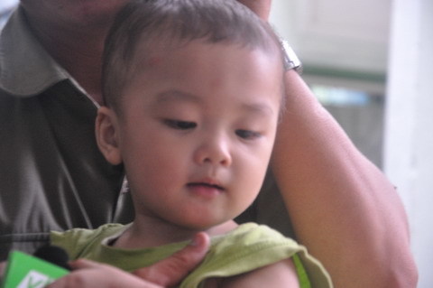 Vụ bé trai bị bỏ rơi, hàng chục người xin nhận con nuôi