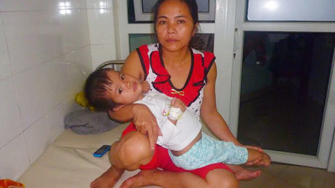 Xin mọi người hãy cho con gái tôi một cơ hội sống!