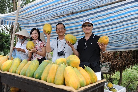 Sợ trúng độc, đại gia trồng rau, nuôi lợn ăn riêng
