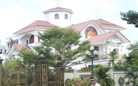 Con trai ông Truyền mua đất nhờ lương và bia