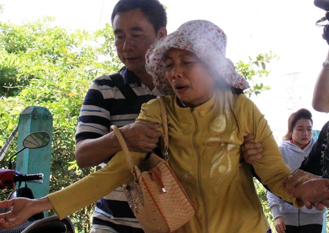 Mẹ Hồ Duy Hải ngất xỉu khi con được hoãn tiêm thuốc độc