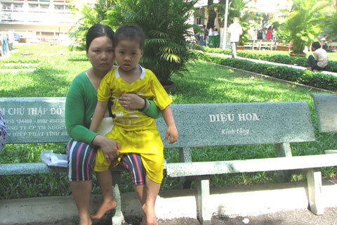 Cha bóc hạt điều có đủ tiền chữa bệnh cho con?