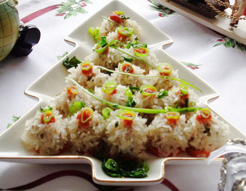 Xôi bọc thịt viên xếp hình cây thông cho Giáng sinh