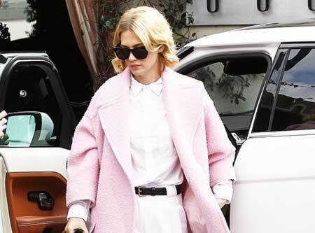 Chọn màu sắc trang phục hợp với tóc nhuộm màu sáng