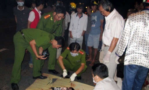 Đâm vào đuôi xe tải, 2 người thương vong