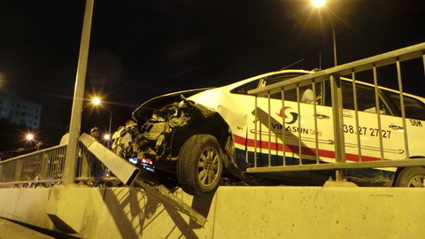 Húc tung lan can cầu, xe taxi suýt rơi xuống đất