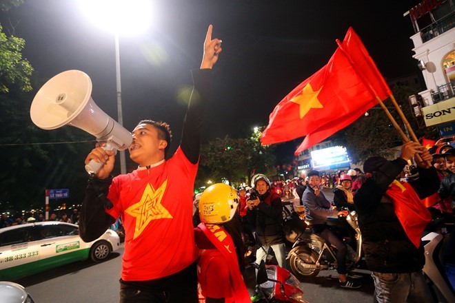 Cổ động viên mừng chiến thắng của tuyển VN