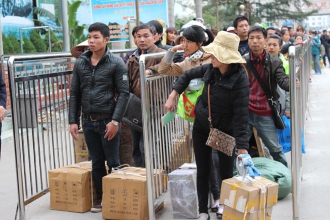 Móng Cái kẹt cứng vì cả vạn người qua Trung Quốc xách hàng
