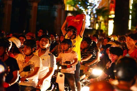 Phát loa lúc 1h sáng để răn đe… người ăn mừng quá khích