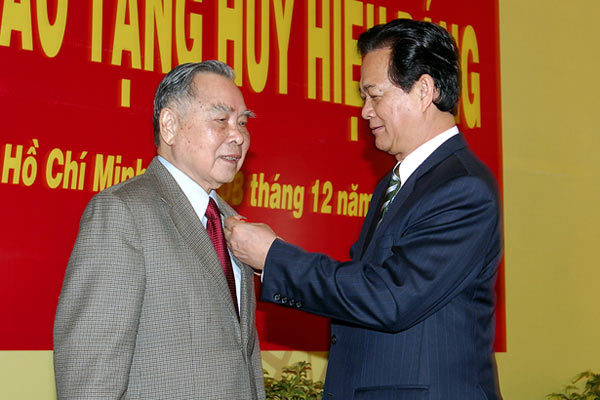 Trao huy hiệu 55 năm tuổi Đảng cho nguyên Thủ tướng Phan Văn Khải