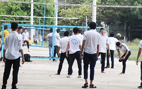 Sinh viên phàn nàn vì phải mặc áo sơ mi, quần tây cả tuần