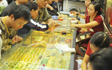Cuối năm rối ruột tiền thừa vì vàng, đô quá ỉu