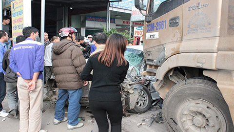 Hai người tử vong trong vụ tai nạn kinh hoàng trên QL5