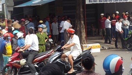 Mang vật “lạ” nghi là quan tài vứt trước quán nhậu