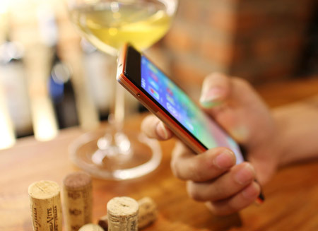 Smartphone thời trang ‘hút’ mắt phái đẹp