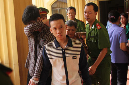 'Quan hệ' nhiều lần với bé gái 13 tuổi, 2 thanh niên vào tù