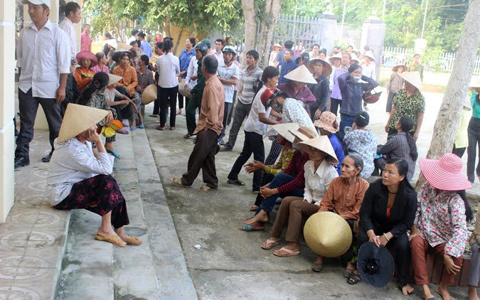 Cho hiệu trưởng tạm nghỉ việc để vận động cháu đi học