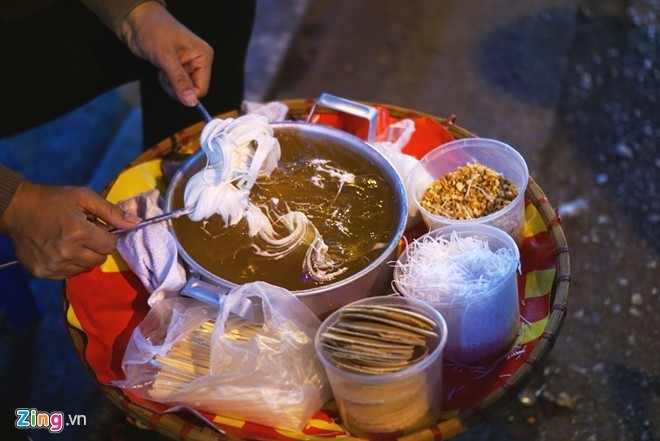 Kiếm tiền ở phố cổ Hà Nội nhờ bán quà vặt quá khứ