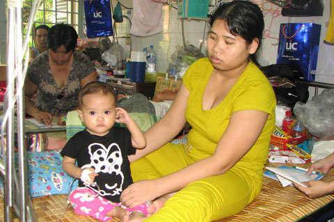 Gia đình lao đao vì con bị bệnh bạch cầu cấp