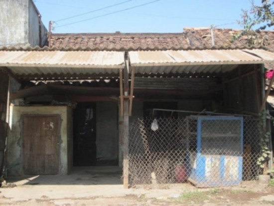 'Đại gia' trúng số độc đắc ngủ nhà hoang để cầu may