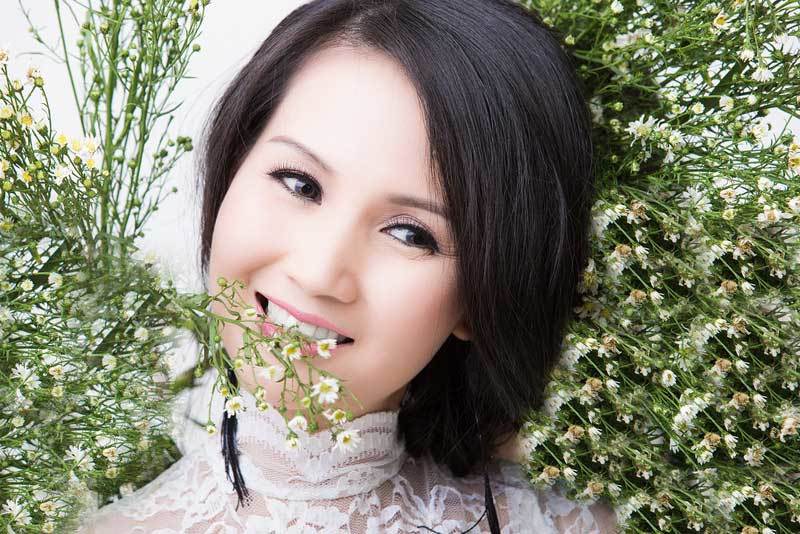 Hoa hậu Sương Đặng tươi trẻ như gái xuân bên hoa đồng nội