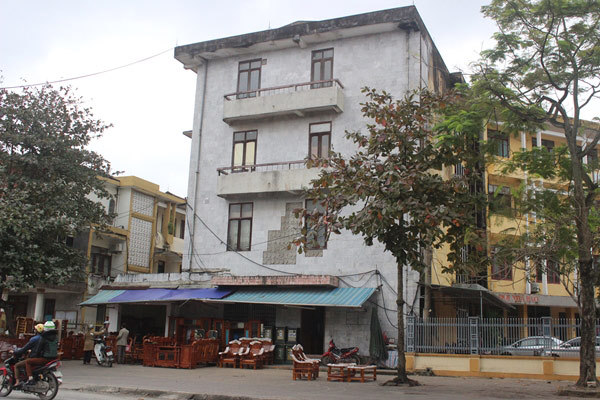 Hàng loạt trụ sở trên đất vàng hoang lạnh như ‘nhà ma’