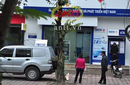 Tiền tỷ ngân hàng đựng bao tải, để vỉa hè