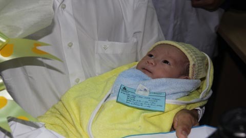 Bé sơ sinh văng khỏi bụng mẹ tái khám, tăng cân tốt