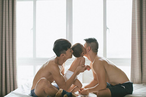 Xúc động bộ ảnh hai ông bố Việt đồng tính chăm con