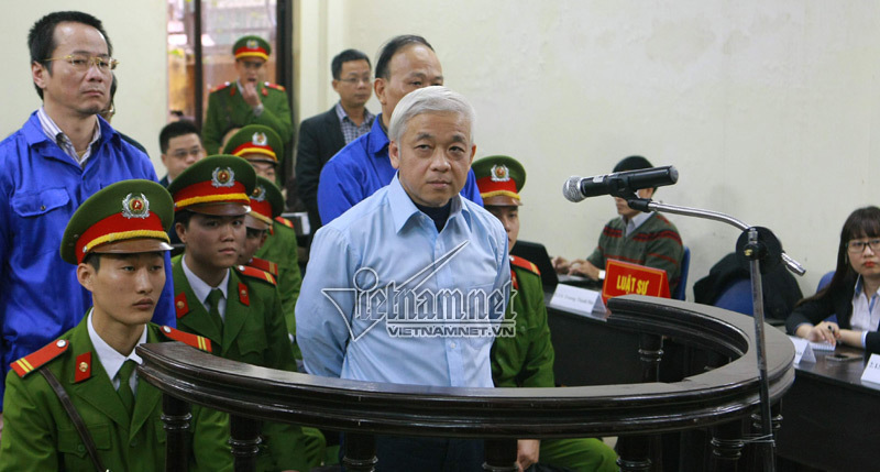 Hình ảnh bầu Kiên đứng nghe tuyên án phúc thẩm