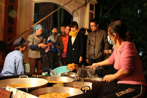 Xếp hàng cả tiếng ăn bánh rán 5 ngàn ở Hà Nội