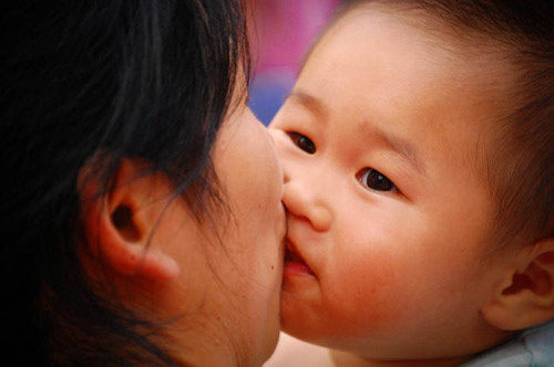 6 đối tượng mẹ tuyệt đối không cho hôn con mình