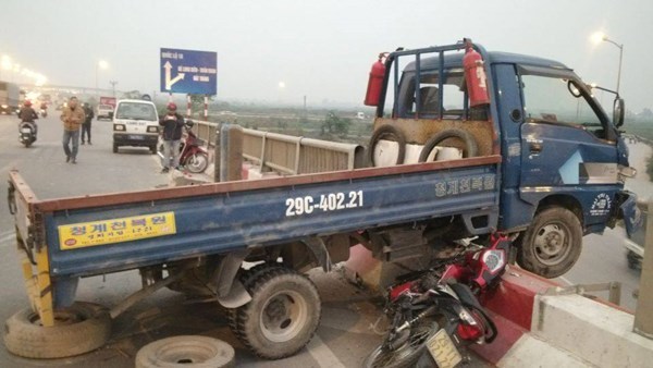 Bị xe tải đâm, người đi xe máy văng khỏi cầu Thanh Trì
