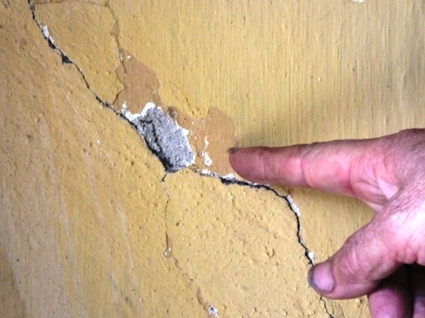 Gần tỷ tu sửa trường, nứt toác sau một năm