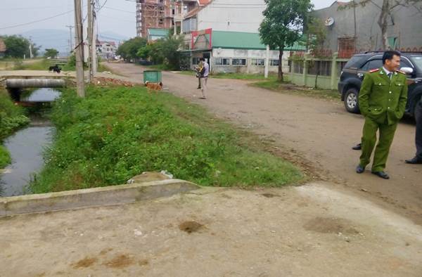 Bị đâm chết khi dùng súng AK thị uy