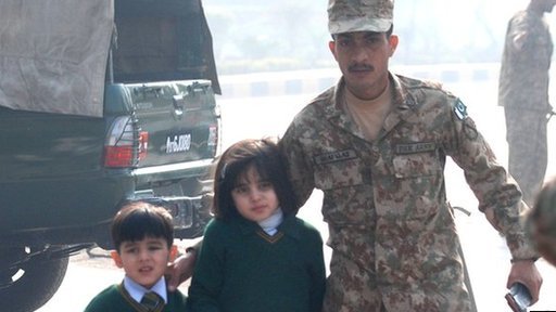 Taliban tấn công trường học Pakistan, hơn 120 người chết